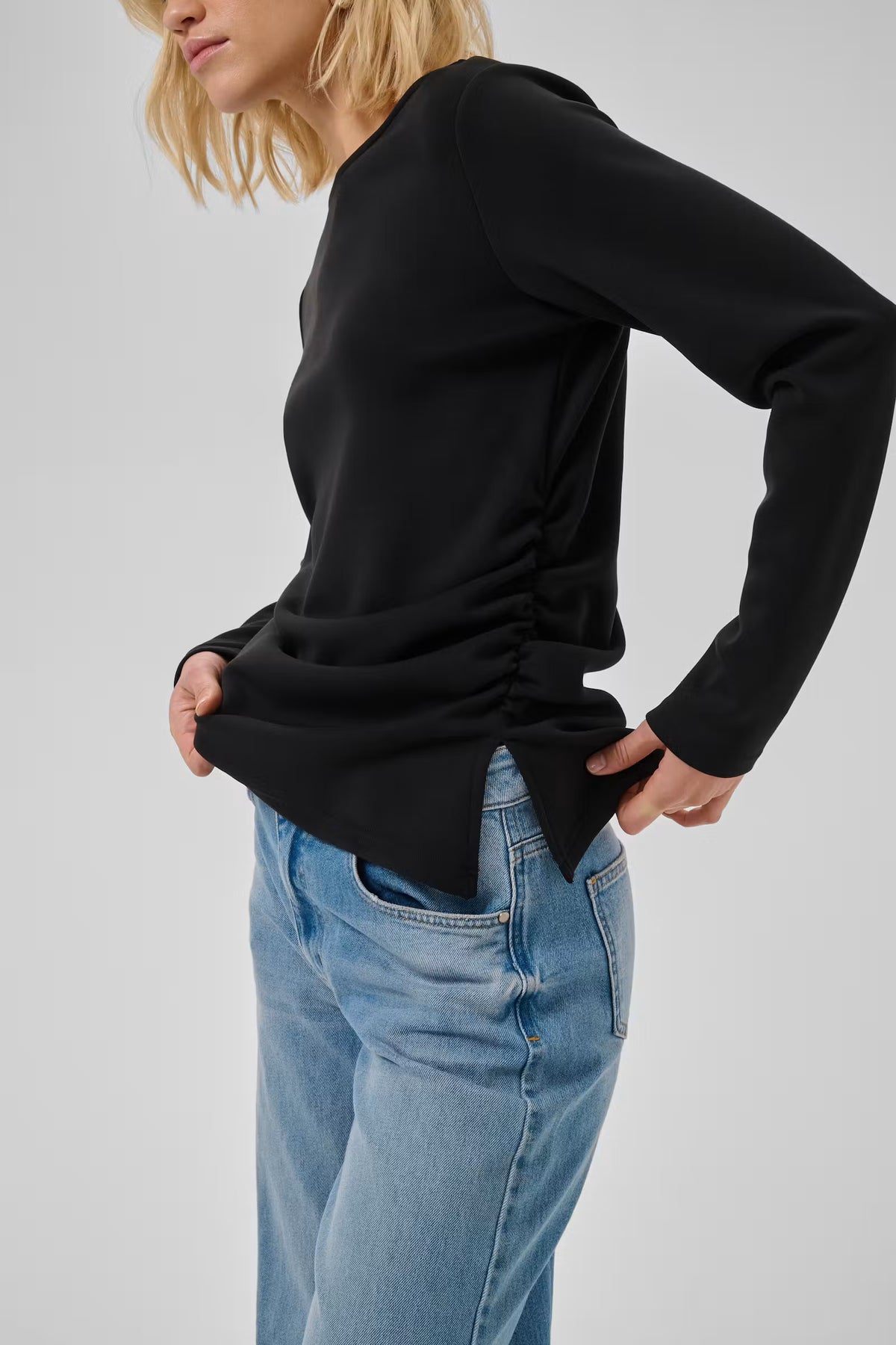 My Essential Wardrobe Helle Asymetric Bluse Black