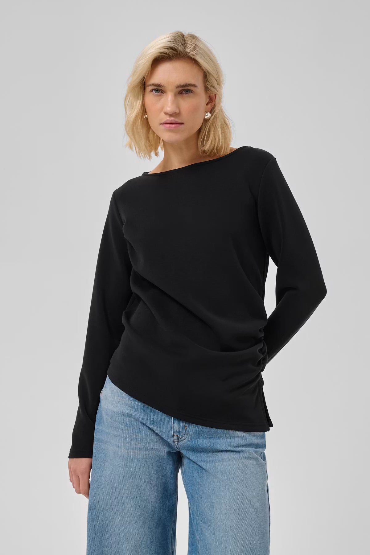 My Essential Wardrobe Helle Asymetric Bluse Black